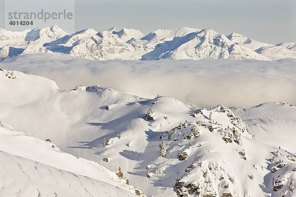 Tiefverschneite Berge mit Hochnebel  Rofangebirge  Nordtirol  Österreich  Europa