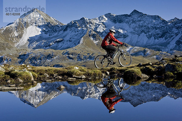 Mountainbiker am Ufer eines Gebirgsees  Kühtai  Nordtirol  Österreich  Europa