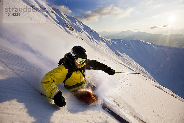 Freestyler im tiefverschneiten Gelände  Nordtirol  Österreich  Europa