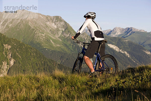 Mountainbiker blickt über Berge  Zillertaler Alpen  Mayerhofen  Nordtirol  Österreich  Europa