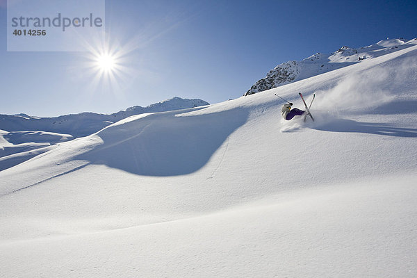 Freerider stürzt im tiefverschneiten Gelände  Hochfügen-Kaltenbach  Zillertaler Alpen  Nordtirol  Österreich  Europa