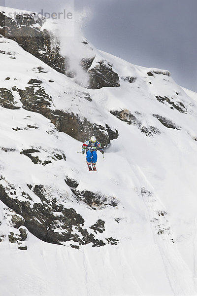 Freestyler springt im tiefverschneiten Gelände  Hochfügen-Kaltenbach  Zillertaler Alpen  Nordtirol  Österreich  Europa