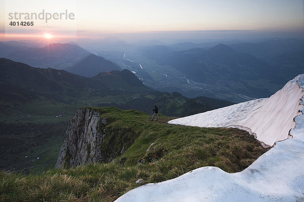 Wanderer auf dem Weg ins Tal bei Sonnenuntergang  Rofangebirge  Nordtirol  Österreich  Europa