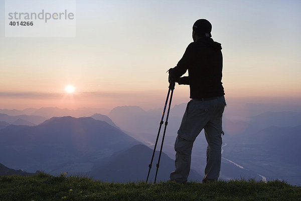 Wanderer blickt bei Sonnenuntergang über die Berge  Rofangebirge  Nordtirol  Österreich  Europa