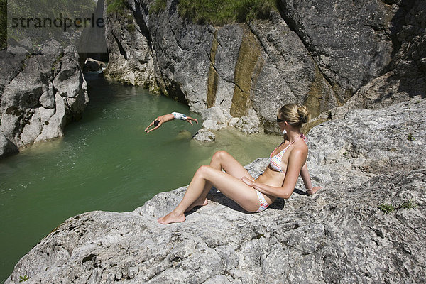 Mädchen in Badebekleidung blickt über Brandenberger Ache  Nordtirol  Österreich  Europa