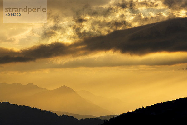 Sonnenuntergang über dem Karwendelgebirge  Nordtirol  Österreich  Europa