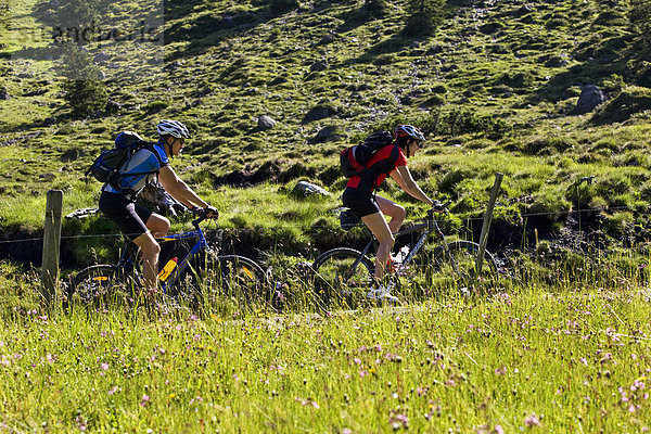 Mountainbiker  Alpbachtal  Nordtirol  Österreich  Europa