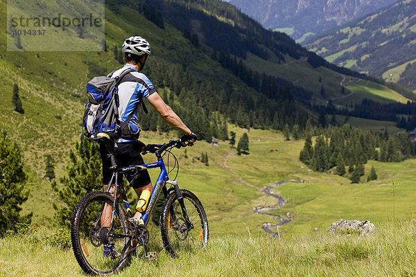 Mountainbiker  Alpbachtal  Nordtirol  Österreich  Europa