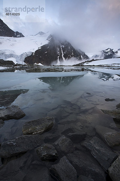 Innere Schwarze Schneid spiegelt sich in Bergsee in den Ötztaler Alpen  Nordtirol  Österreich  Europa