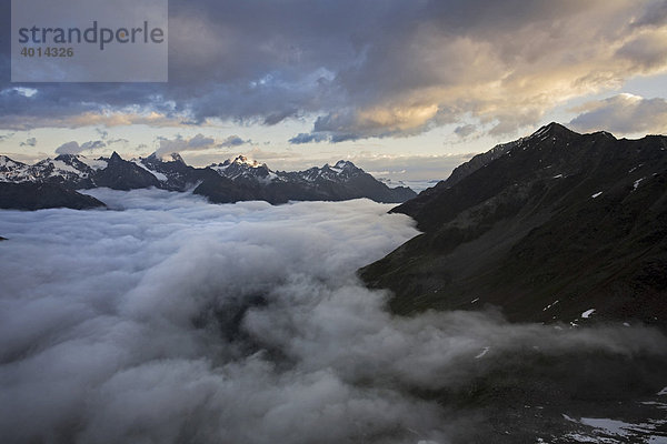Hochnebel über den Ötztaler Alpen  Nordtirol  Österreich  Europa
