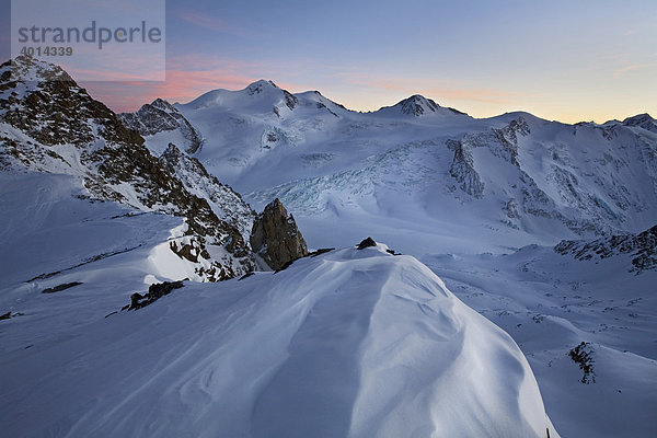 Blaue Stunde über der Wildspitze  Ötztaler Alpen  Nordtirol  Österreich  Europa