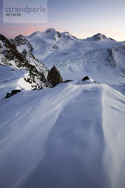 Blaue Stunde über der Wildspitze  Ötztaler Alpen  Nordtirol  Österreich  Europa