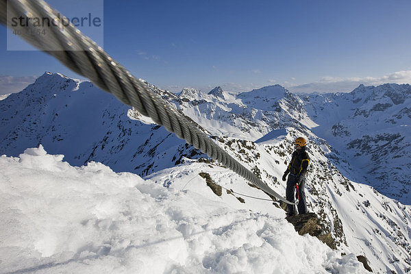 Kletterer gesichert an einem Klettersteig im Winter im Hochgebirge  Arlberg  Verwallgruppe  Nordtirol  Tirol  Österreich  Europa