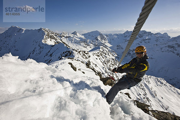 Kletterer gesichert an einem Klettersteig im Winter im Hochgebirge  Arlberg  Verwallgruppe  Nordtirol  Tirol  Österreich  Europa