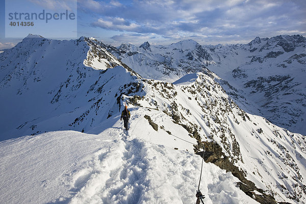 Kletterer gesichert an einem Klettersteig im Winter im Hochgebirge  Verwallgruppe  Nordtirol  Tirol  Österreich  Europa