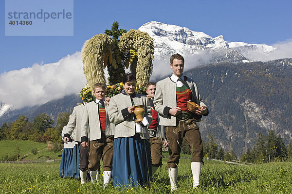 Trachtengruppe  Erntedankfest mit Getreidekrone  Reith i. Alpbachtal  Nordtirol  Tirol  Österreich  Europa