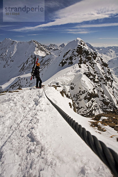 Schitourengeher gesichert an Klettersteig  Arlberg  Verwallgruppe  Nordtirol  Österreich  Europa