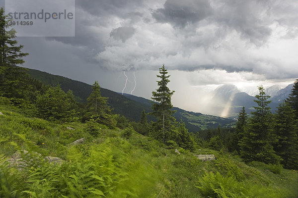 Gewitter mit Blitz über dem Karwendelgebirge  Nordtirol  Österreich  Europa