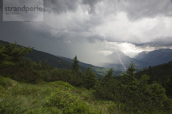 Gewitter mit Blitz über dem Karwendelgebirge  Nordtirol  Österreich  Europa
