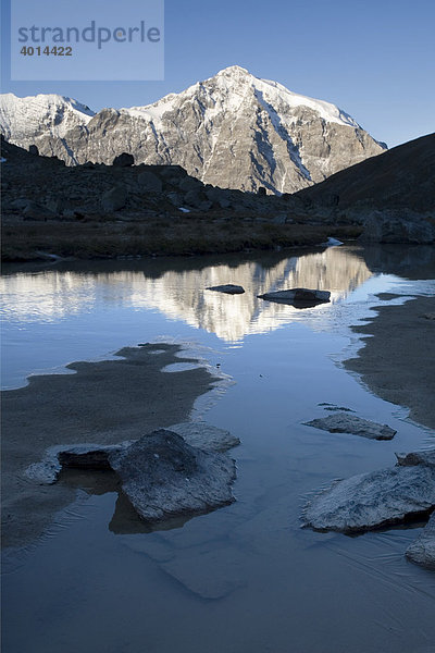 Ortler spiegelt sich in einem Gebirgsbach  Sulden  Ortlergruppe  Nationalpark Stilfserjoch  Südtirol  Italien  Europa