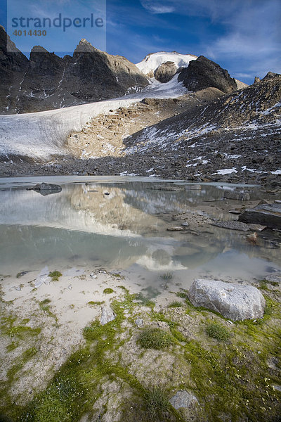 Die große Angelusspitze spiegelt sich in einem Gletschersee  Nationalpark Stilfserjoch  Südtirol  Italien  Europa