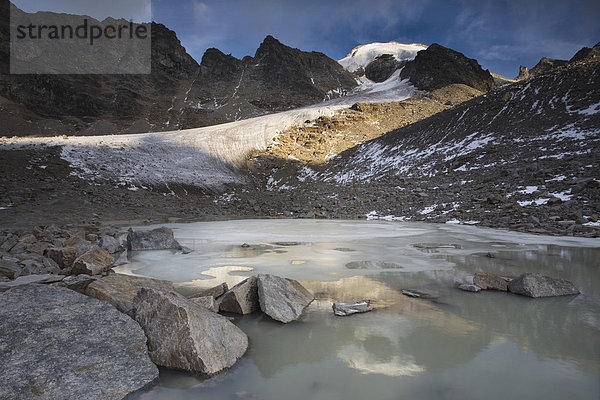 Die große Angelusspitze spiegelt sich in einem Gletschersee  Nationalpark Stilfserjoch  Südtirol  Italien  Europa