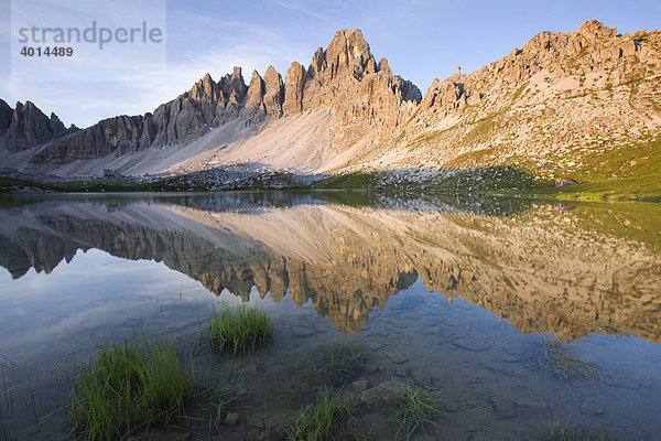 Paternkofel spiegelt sich in einem Bergsee  erstes Licht  Sonnenaufgang  Sextener Dolomiten  Südtirol  Italien  Europa