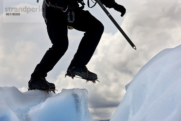 Bergsteiger  Sprung über eine Gletscherspalte  an der Nordflanke der Churgach Mountains  Matanuska Gletscher  südliches Alaska  USA