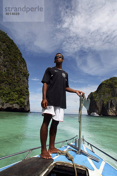 Mann auf Boot  Maya Bay  Phi Phi Island  Phuket  Thailand  Asien