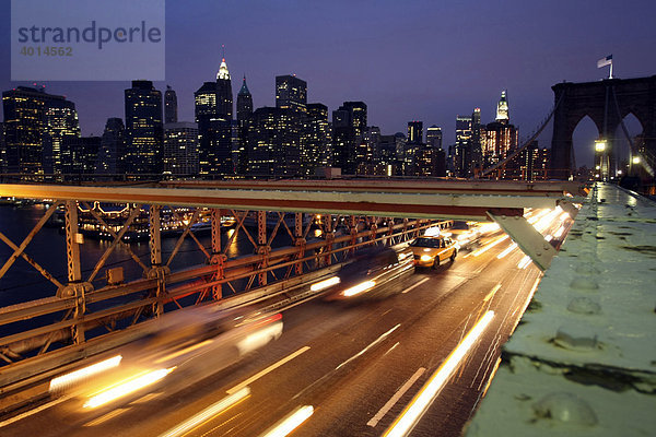 Brooklyn Bridge bei Nacht  Lower Manhattan  New York City  USA  Vereinigte Staaten von Amerika