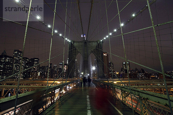 Brooklyn Bridge bei Nacht  Lower Manhattan  New York City  NYC  USA  Vereinigte Staaten von Amerika