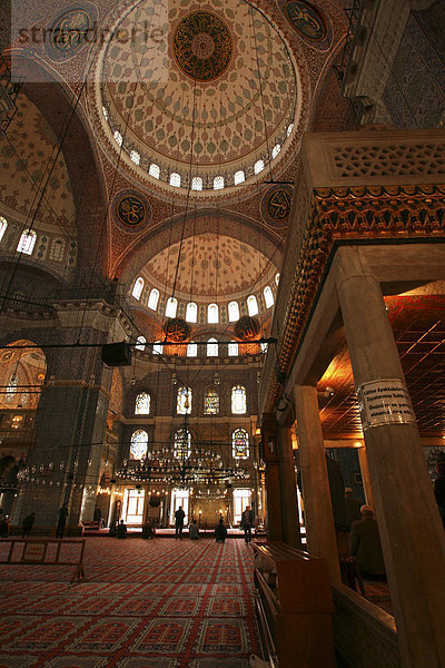Innenansicht der Yeni Cami Moschee  Istanbul  Türkei