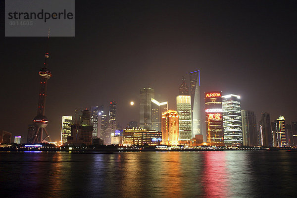 Skyline bei Nacht  Shanghai  China  Asien