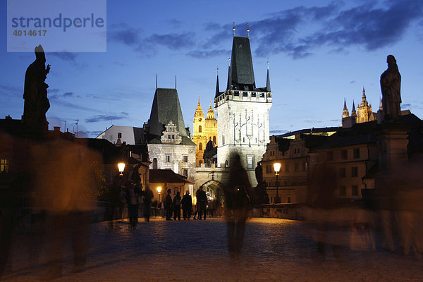 Karlsbrücke bei Nacht  Prag  Mittelböhmen  Tschechien  Tschechische Republik  Osteuropa