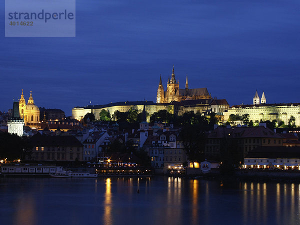 Veitsdom bei Nacht  Prager Burg  Prag  Mittelböhmen  Tschechien  Tschechische Republik  Osteuropa