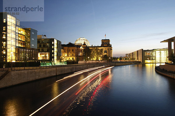 Blick auf den Reichstag  Dämmerung  Berlin  Deutschland  Europa