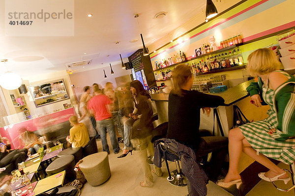 Menschen in der Bliss Bar  Lounge  Szene  Nachtleben  Nizza  Cote d'Azur  Provence  Frankreich