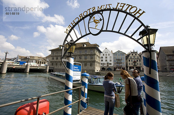 Anlegestelle beim Hotel Zum Storchen  Fahrgäste  Ausflugsboot  Wühre  Zürich  Schweiz