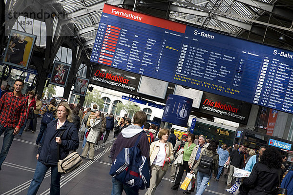 Passanten im Hauptbahnhof  Anzeigetafel  Zürich  Schweiz