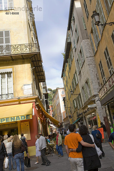 Fußgänger in der Rue de la PrÈfecture  Altstadt  Nizza  Cote d'Azur  Frankreich