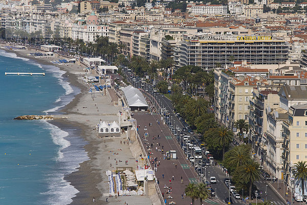 Blick vom Schlossberg auf die Promenade des Anglais  Strand  Meer  Verkehr  Nizza  Cote d'Azur  Frankreich