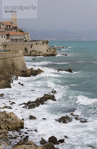 Schloss Grimaldi  Stadtmauer  Stadtansicht  Meer  Küste  Antibes  Cote d'Azur  Frankreich