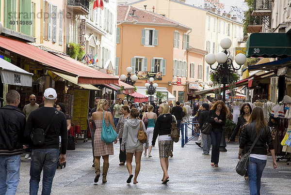 Menschen in der Fußgängerzone  Rue MassÈna  Nizza  Cote d'Azur  Frankreich