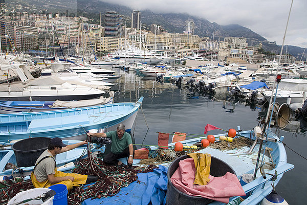 Fischer im Jachthafen  Boote  Hafen  Monaco  Cote d'Azur  Frankreich