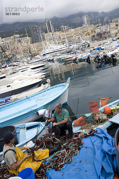 Fischer im Jachthafen  Boote  Hafen  Monaco  Cote d'Azur  Frankreich