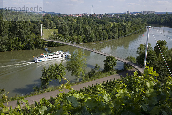 Ausflugsschiff auf dem Neckar bei Hofen  Neckar-Personen-Schifffahrt  Max-Eyth-Steg  Weinberge  Weinbau  Stuttgart  Baden-Württemberg  Deutschland