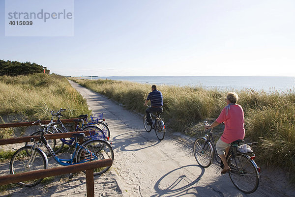 Zwei Radfahrer bei Vitte  ältere Menschen  radfahren  Insel Hiddensee  Mecklenburg-Vorpommern  Deutschland