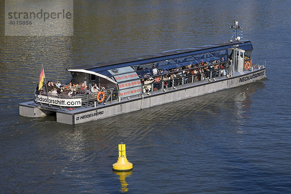 Solarfähre Neckarsonne mit Passagieren auf dem Neckar  Personenschifffahrt  Sonnenenergie  Heidelberg  Baden-Württemberg  Deutschland