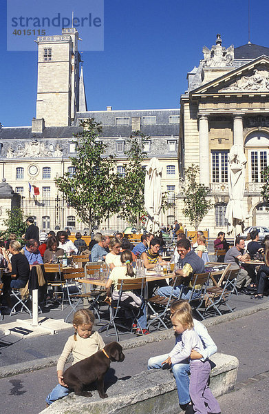 Cafe Restaurant am Place de la Liberation vor dem Palais des Ducs  Straßenszene  Menschen  Kinder  Hund  Dijon  Burgund  Frankreich  Europa