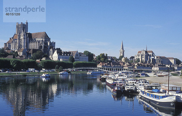 Blick auf Auxerre  Fluss Yonne  Boote  Schiffe  Burgund  Frankreich  Europa